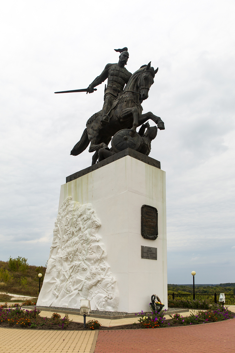 Памятник князю Святославу Игоревичу