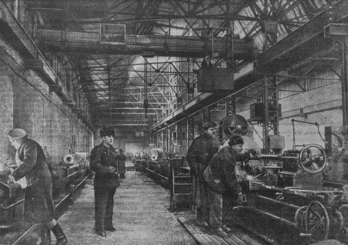 В механическом цехе завода ¹ 1, где директором тов. Евдокимов. Цех восстановлен силами рабочих. Часть оборудования цеха изготовлена на самом предприятии./ФОТО М. МИЦКЕВИЧ