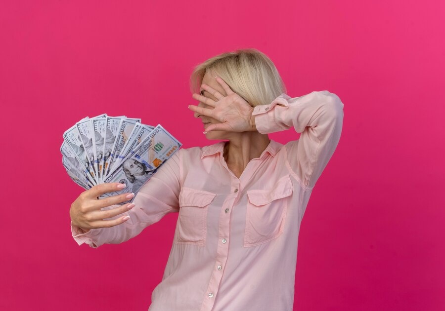 <a href="https://ru.freepik.com/free-photo/young-blonde-slavic-woman-stretching-out-money-towards-camera-hiding-face-hand-isolated-pink-background-with-copy-space_13977698.htm#fromView=search&page=1&position=0&uuid=1d91f265-841f-4b37-aa50-8ba3e675e291&query=%D0%9A%D1%83%D1%87%D0%B0+%D0%B4%D0%B5%D0%BD%D0%B5%D0%B3+%D0%B8+%D1%81%D1%82%D1%8B%D0%B4">Изображение от stockking на Freepik</a>
