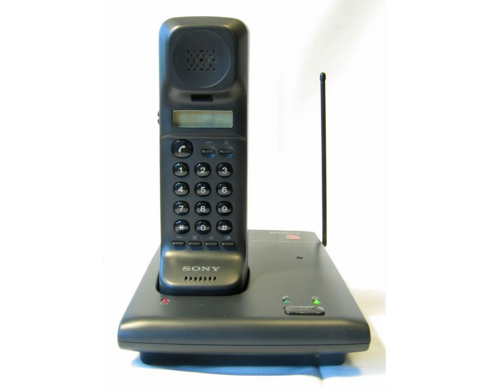 Радиотелефон Sony. Автор фото: Phrontis, CC BY-SA 3.0, через Викисклад