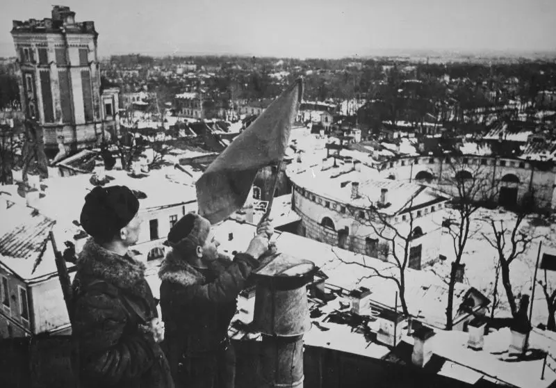 Воины РККА устанавливают красный флаг на арке лицея в освобождённом Пушкине. 24 января 1944 года