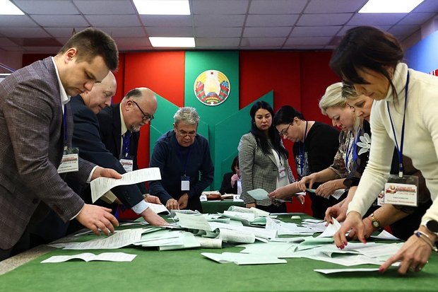    Члены избирательной комиссии подсчитывают голоса на избирательном участке во время президентских выборов в Минске, 26 января 2025 года. Фото: Evgenia Novozhenina / Reuters