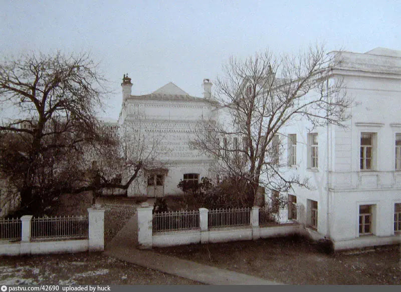 Справа – жилой дом Третьяковых, в глубине – корпус, построенный А. Каминским в 1872-1874