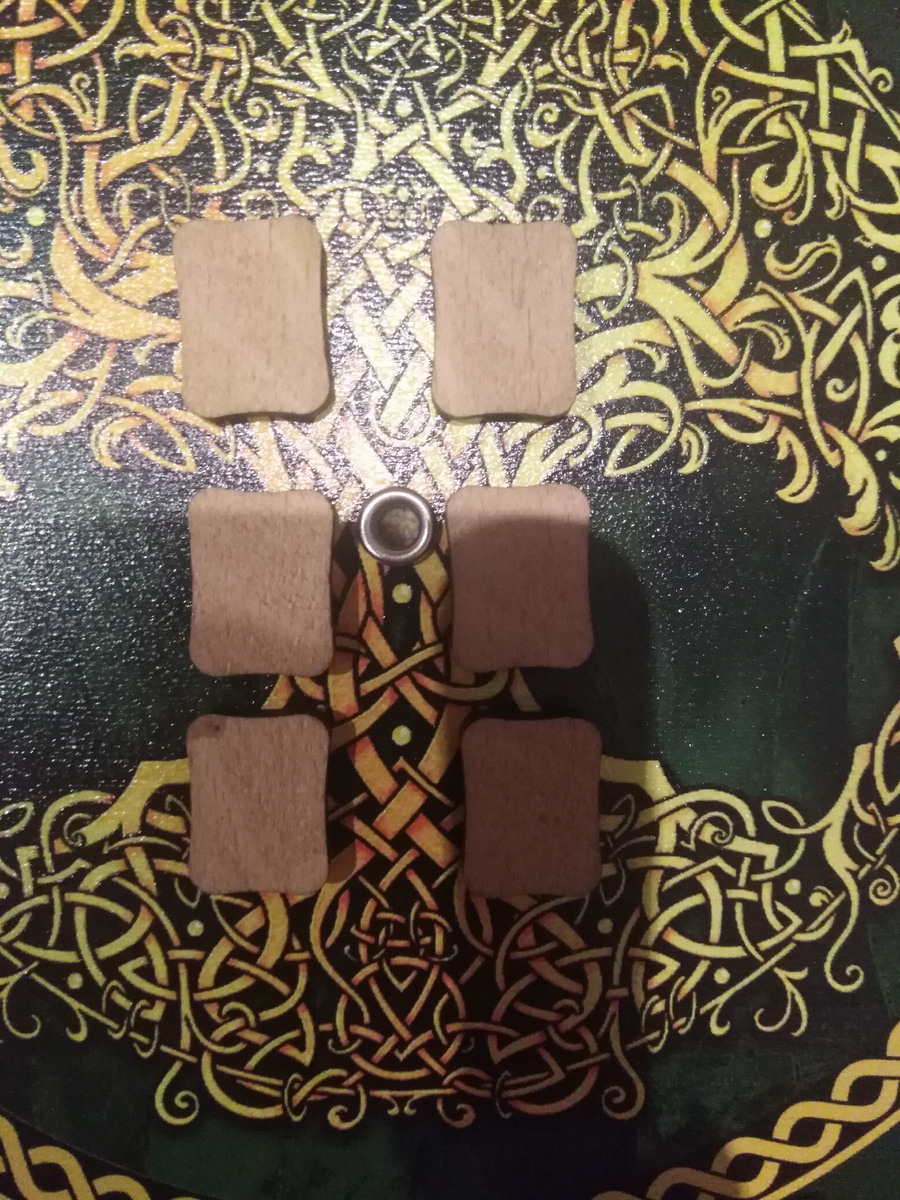 Фото 1. Выберите один из вариантов : смотреть слева направо и сверху вниз. В каждом ряду по 2 руны, ряды - горизонтальные.  Фото канала Таро Портал.