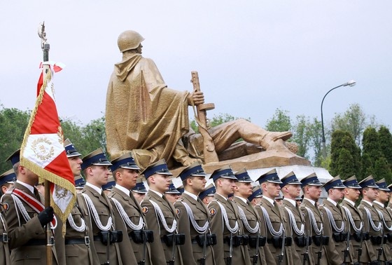    Варшава, Мазовецкое воеводство, Польша — Почетный караул на кладбище Красной армии во время празднования Дня Победы в Варшаве, Польша, 9 мая 2010 г.