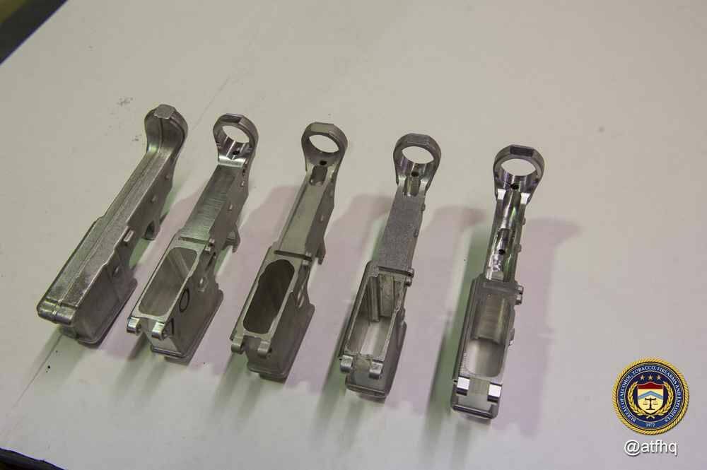 Пример нижней части ствольной коробки винтовки AR-15 – слева – литая заготовка, далее – три заготовки разной степени готовности, справа – "80% готовности". Всё это – свободно продается в США, без ограничений.