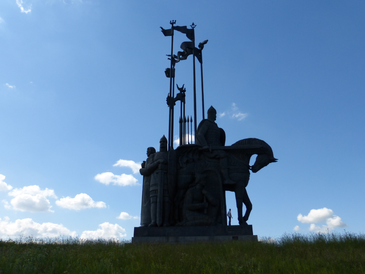 Памятник Александру Невскому и его дружине при въезде в Псков