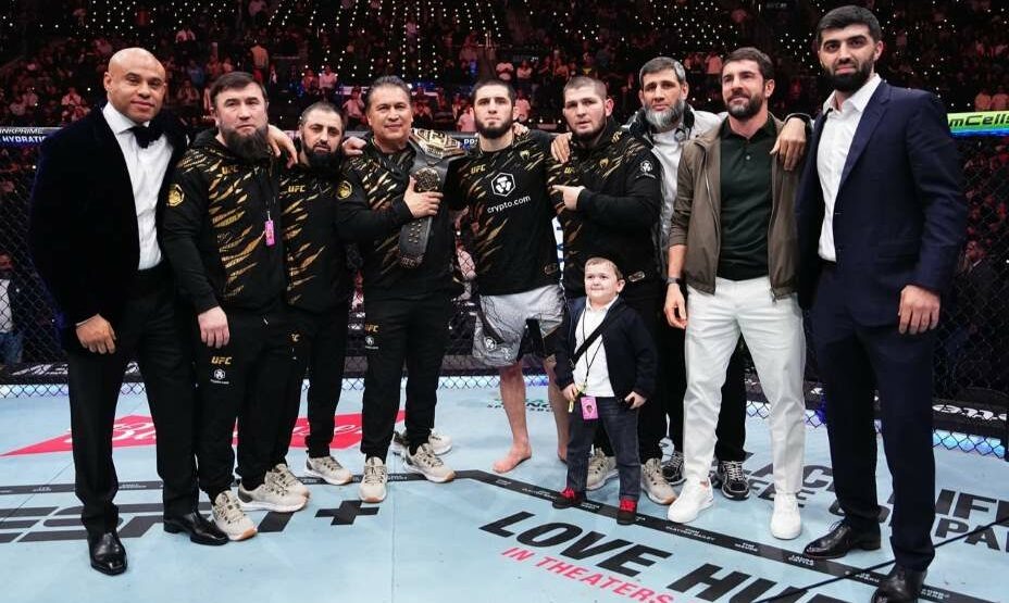    Хабиб Нурмагомедов (в центре) и Ислам Махачев после UFC 311. Фото: Соцсети UFC