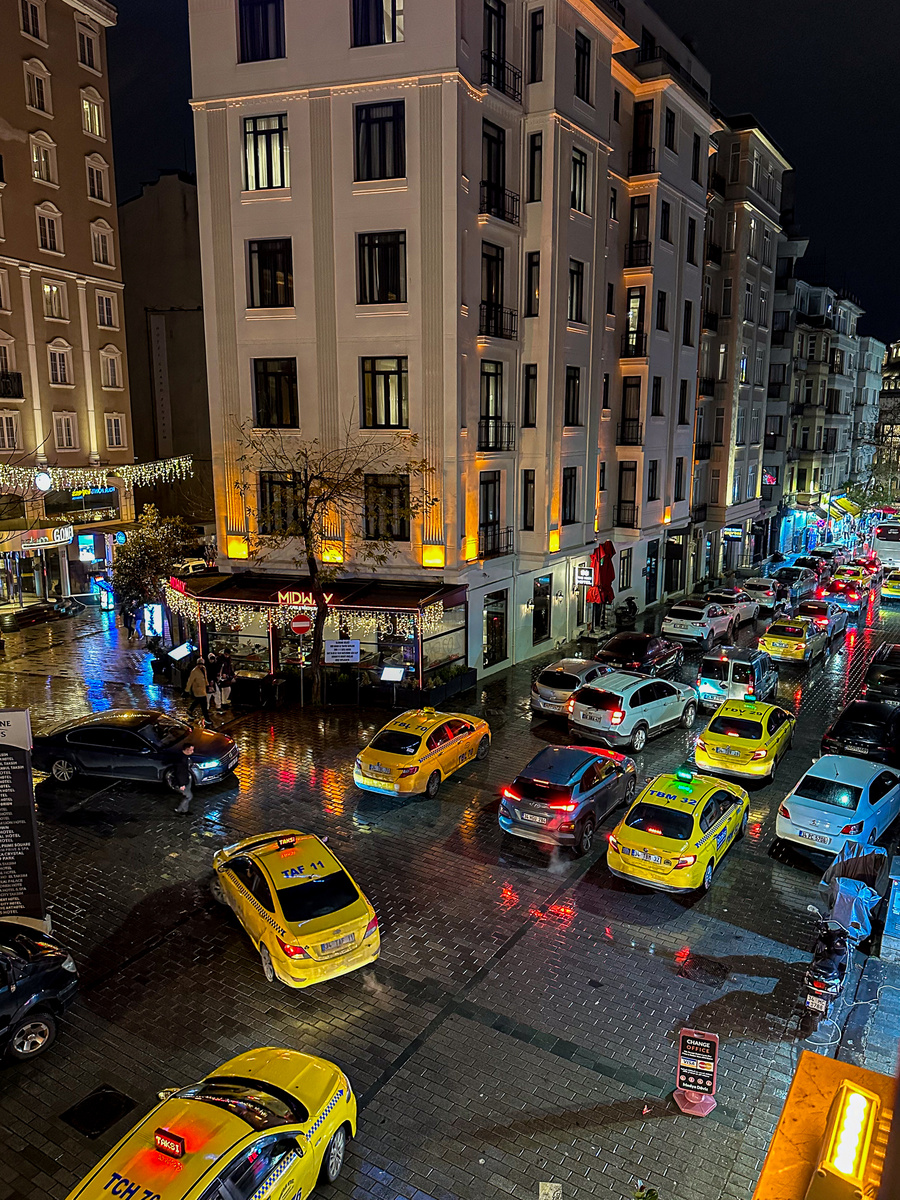 С такси в Стамбуле нет проблем. Есть только небольшая загвоздка с честностью водителей, поэтому будьте внимательны.