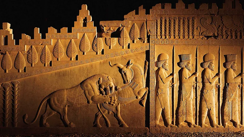 2500-летняя резьба по камню в Персеполе передает мощь Персии через ее знаменитую сцену битвы льва и быка;