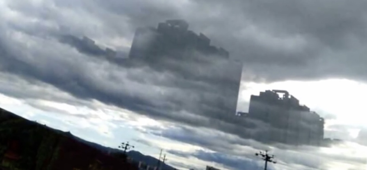 Посреди облаков появились очертания небывалых высоток. (Фото: www.metabunk.org).