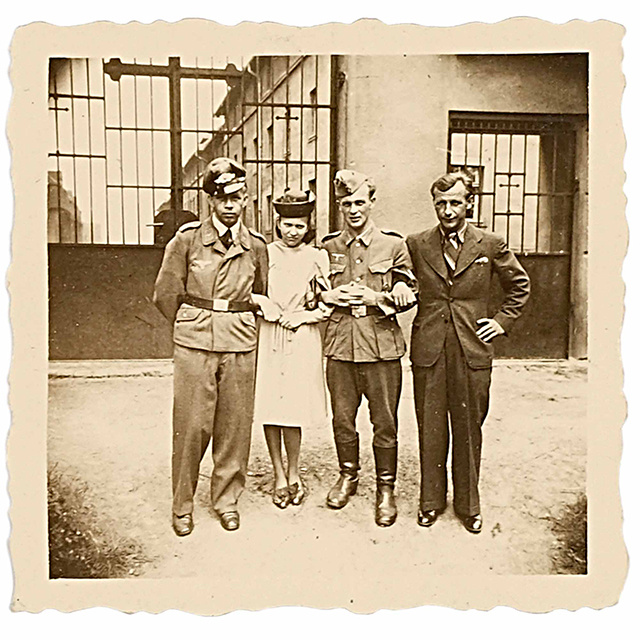 Фотография Ю. Печка (первый справа). Не ранее 1943 г.