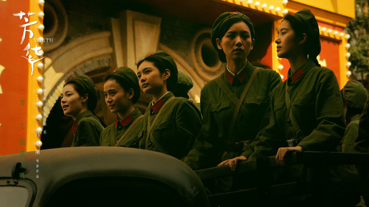 Юная товарищ в гимнастерке все равно остается желанной.