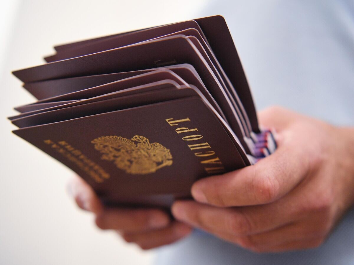    Российские паспорта в руках мужчины© РИА Новости