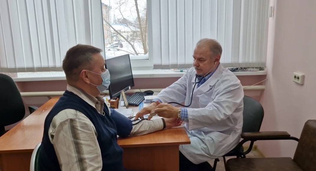 На фото терапевт Александр Ковальцов ведёт приём пациента. По действующим 
сегодня правилам, лечащий врач выдаёт бюллетень не более чем на 15 дней.