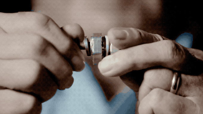 Без шайбы стопорное кольцо может соскользнуть с болта. Источник видео: Mayday