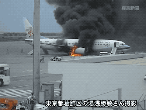 Когда самолёт взрывается, видно, как второй пилот выпадает из окна кабины.
