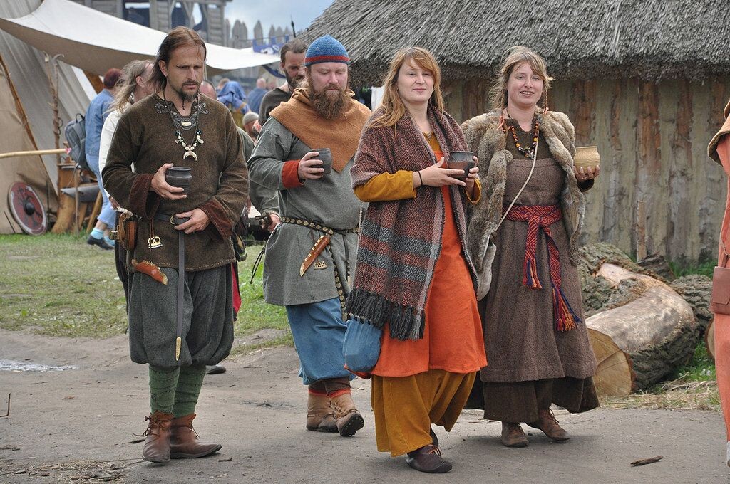 На мужчине в центре именно такая.