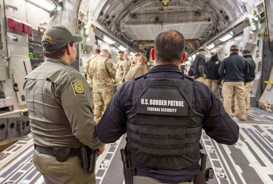    Агенты таможенной и пограничной службы США готовятся погрузить нелегальных мигрантов на транспортный самолет ВВС США C-17 Globemaster III