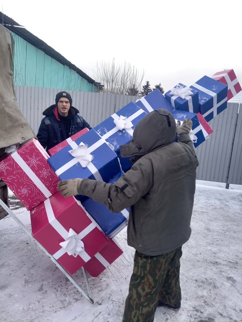     В Красноярске начали убирать с улиц новогодние украшения