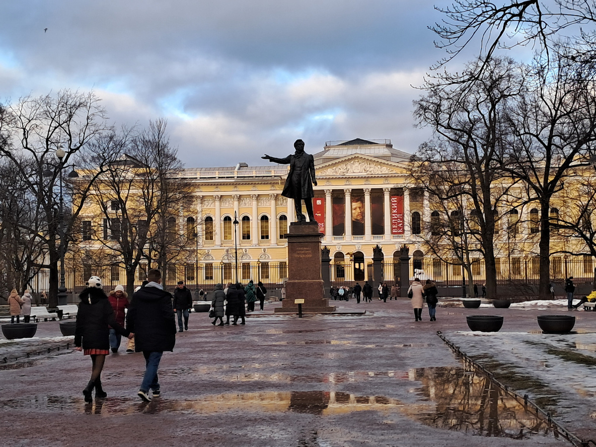 Площадь Искусств, памятник А. С. Пушкину, Русский музей. Фото автора 
