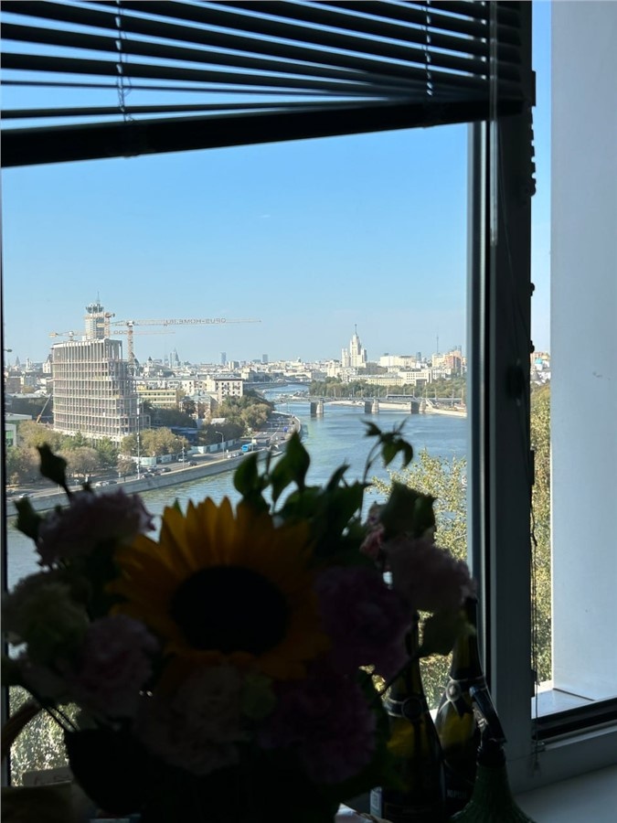 ... на Москву-реку и Котельническую высотку