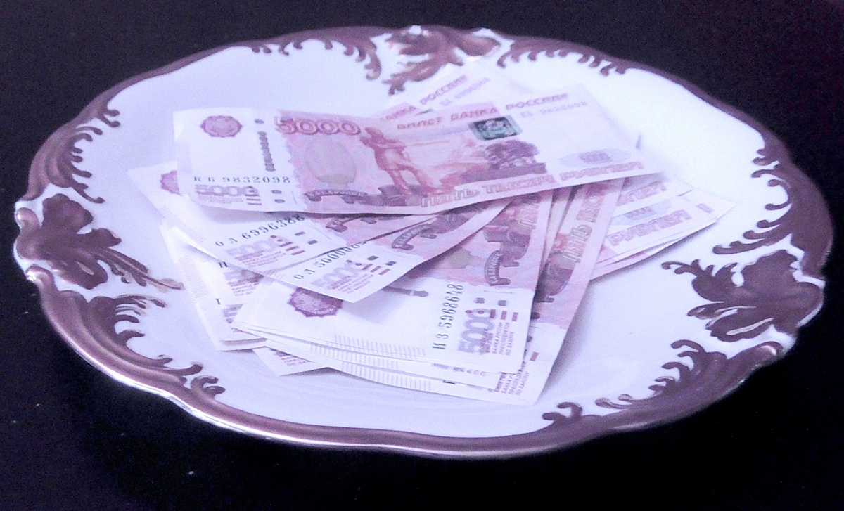 Налоговый вычет - это деньги, которые налогоплательщик сохраняет благодаря уменьшению налоговой базы, либо возвращает часть уплаченного ранее налога. Когда можно получить социальный налоговый вычет за брата (сестру) читайте в данной публикации. Фото автора.