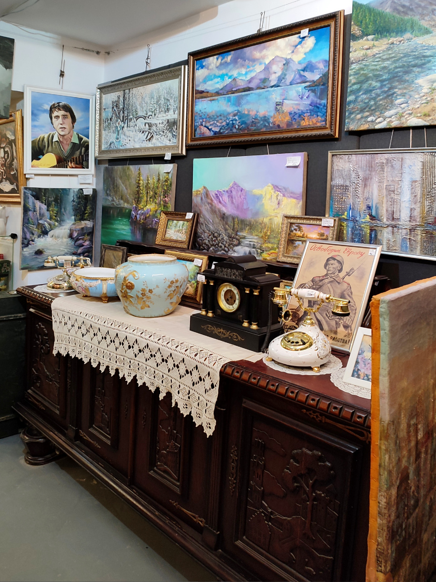 "У вас продается славянский шкаф?" - "Нет, только комод!"