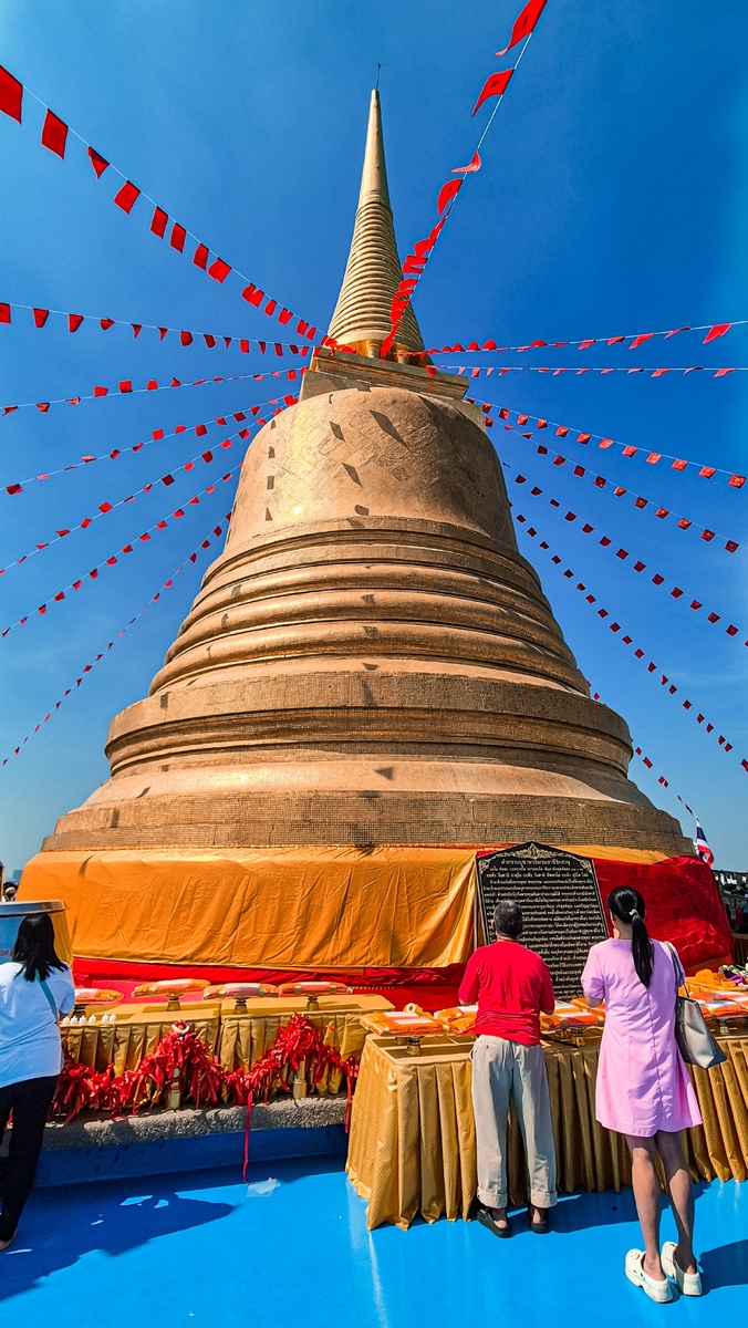 Золотая пагода на вершине храма.