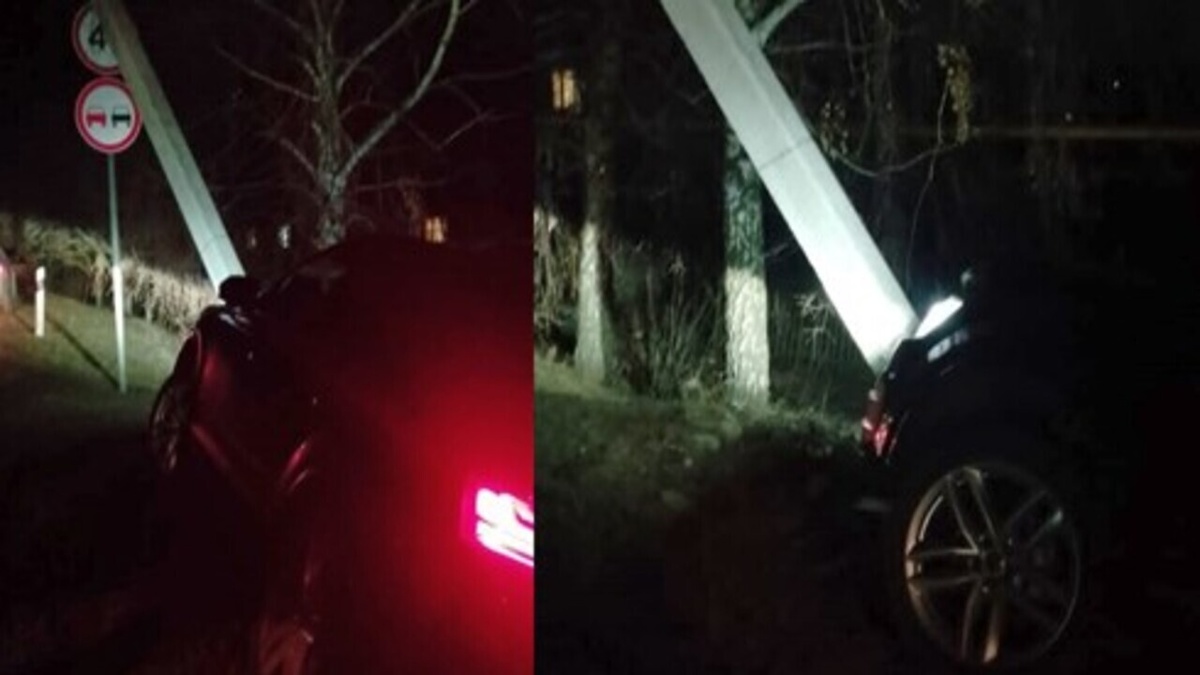    В Курской области автомобиль врезался в столб