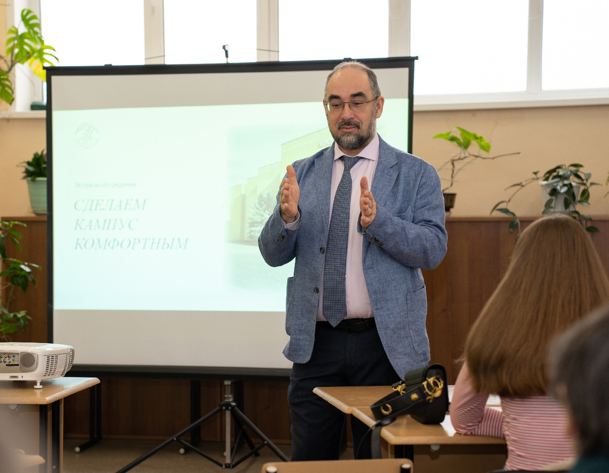 И.о. ректора университета А.С. Деникин со вступительным словом к встрече (фото Александра Байдацкого)