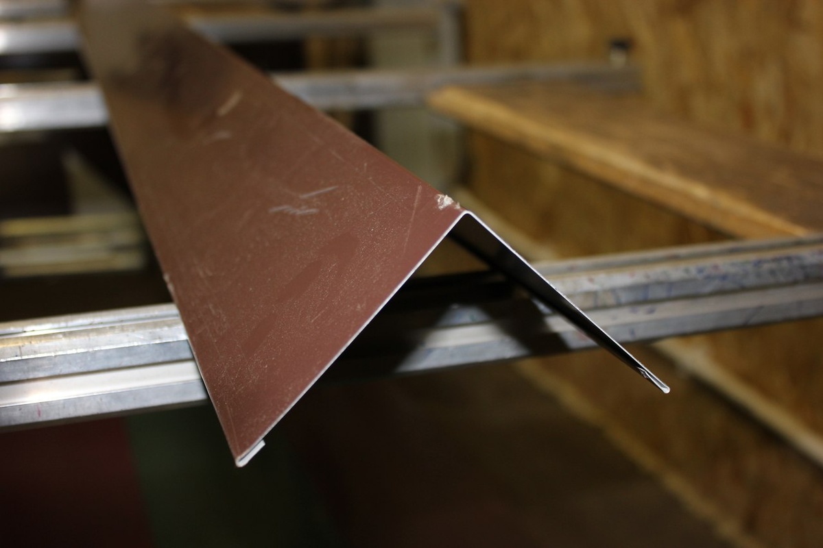 Металлический уголок из любого листового металла, толщина 0,4, 0,45 под толщину панелей