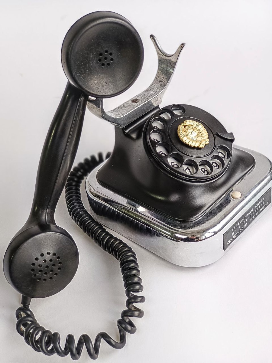 телефон TESLA (Siemens & Halske w28). Вид сбоку со снятой трубкой. Фото автора.