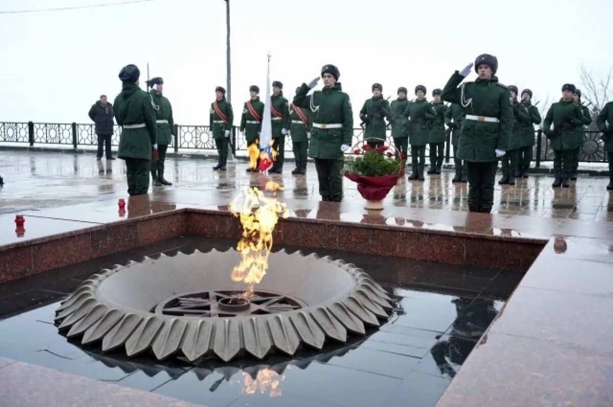    В День снятия блокады Ленинграда ульяновцы возложили цветы к Вечному огню