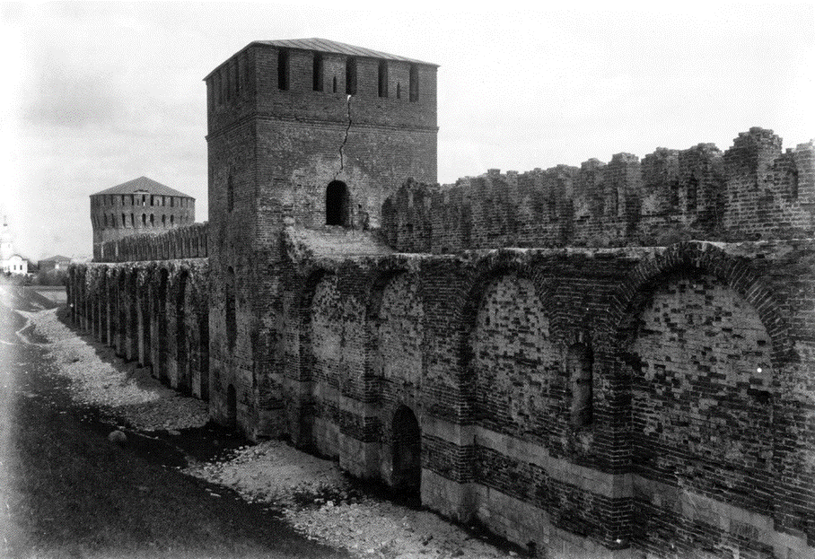 Рис. 1. Башни Зимбулка и Долгочевская. Фотография, кон. XIX века. 