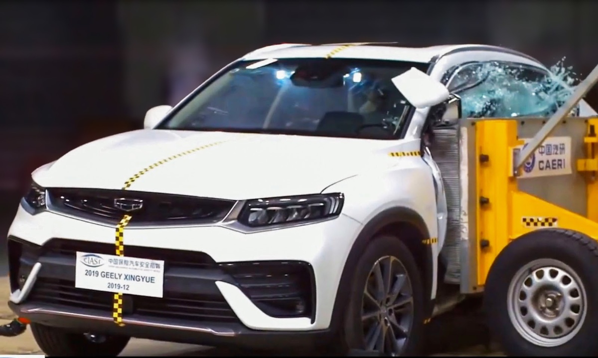 Боковой удар в Geely Tugela в рамках испытания C-IASI