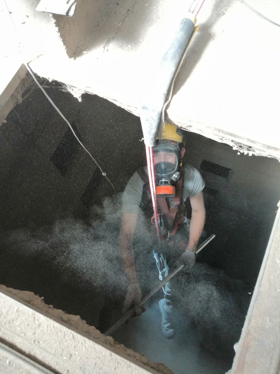 Очистка силоса щеткой