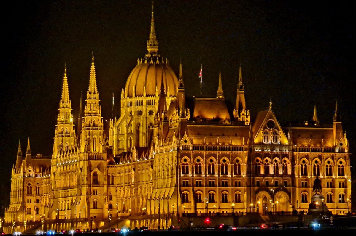 Парламент Венгрии - его визитная карточка. Его архитектуру называют - застывшей в камне музыкой