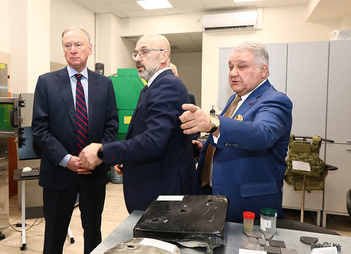 Президент НИЦ "Курчатовский институт" Михаил Ковальчук и генеральный директор "Прометея" Александр Каштанов познакомили Николая Патрушева с инфраструктурой предприятия / Фото: Морская коллегия России  📷
