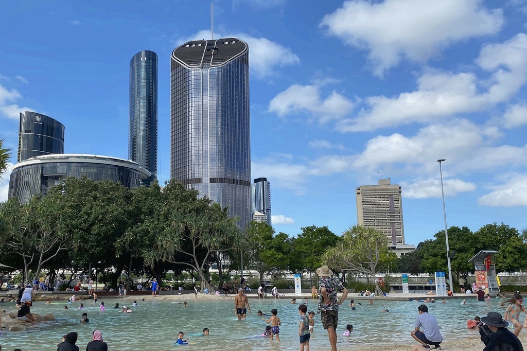 Общественный бассейн на берегу реки в Саус-Бэнк, на другом берегу - небоскрёбы Сити