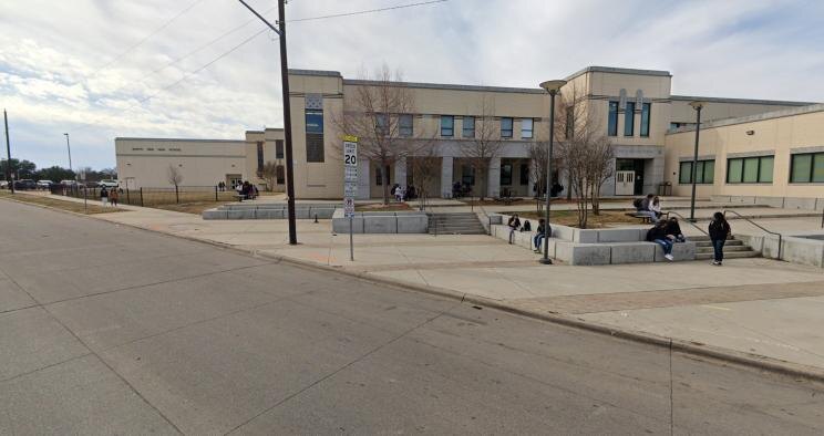 Замещающий учитель не будет допущен на территорию школы во время расследования.
Google Maps