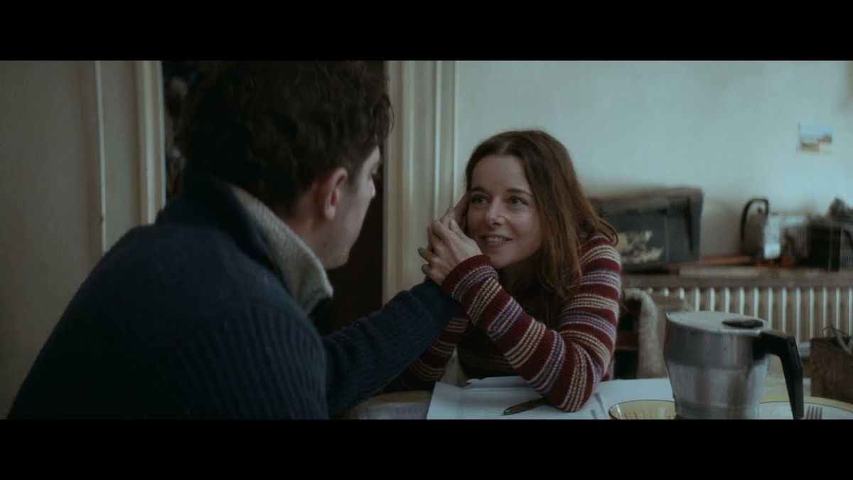 Элис социальный работник, сначала навещает Жозефа по работе, а потом по любви