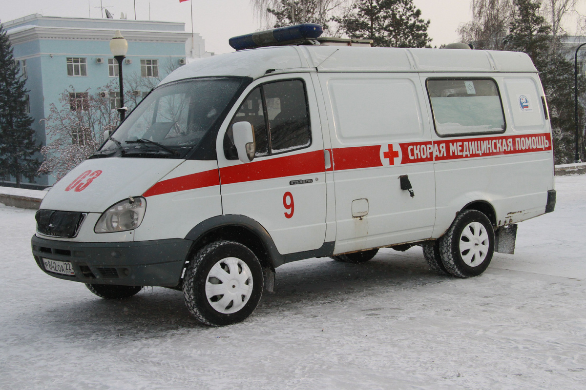 Девушку увезли в больницу с высокой температурой. Фото: Олег УКЛАДОВ