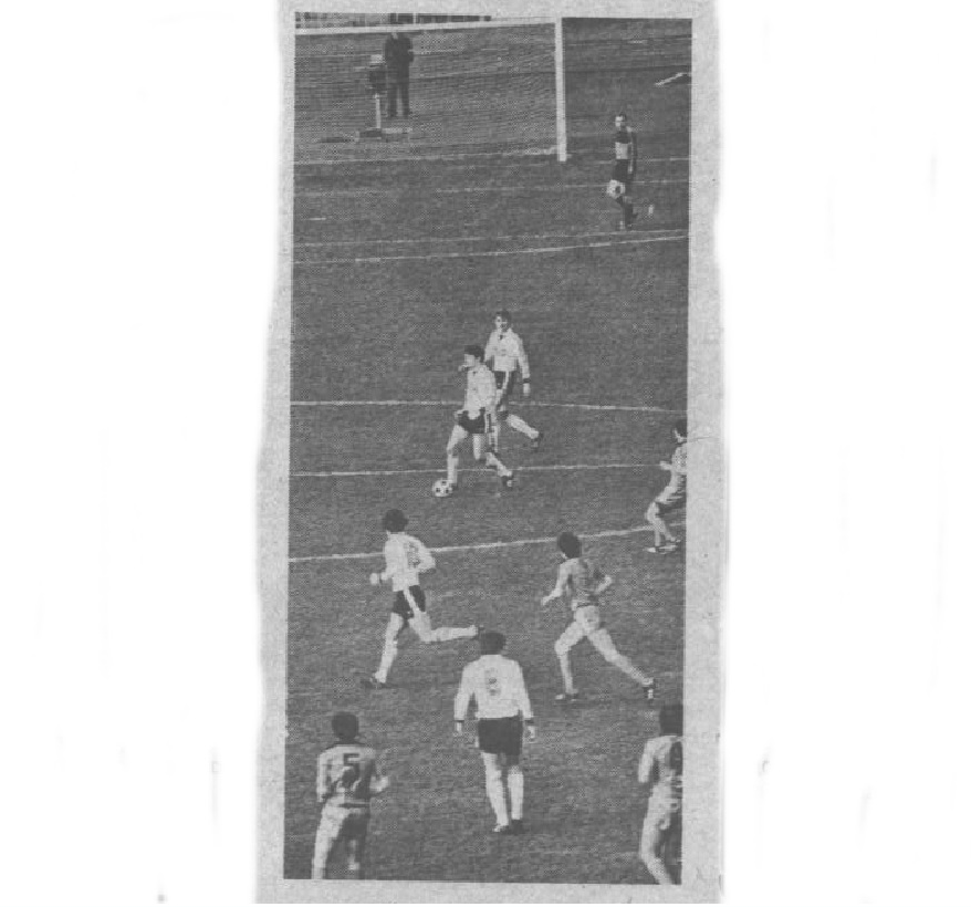 Снимок относится к игре "Торпедо" (Москва) - "Арарат" (Ереван), закончившейся со счётом 2:1. Ранее уже размещал его в одном из выпусков ИстАрх. Но теперь он был опубликован и в газете "Московский автозаводец", пятница, 29 апреля 1983 г. Сканировано автором ИстАрх.