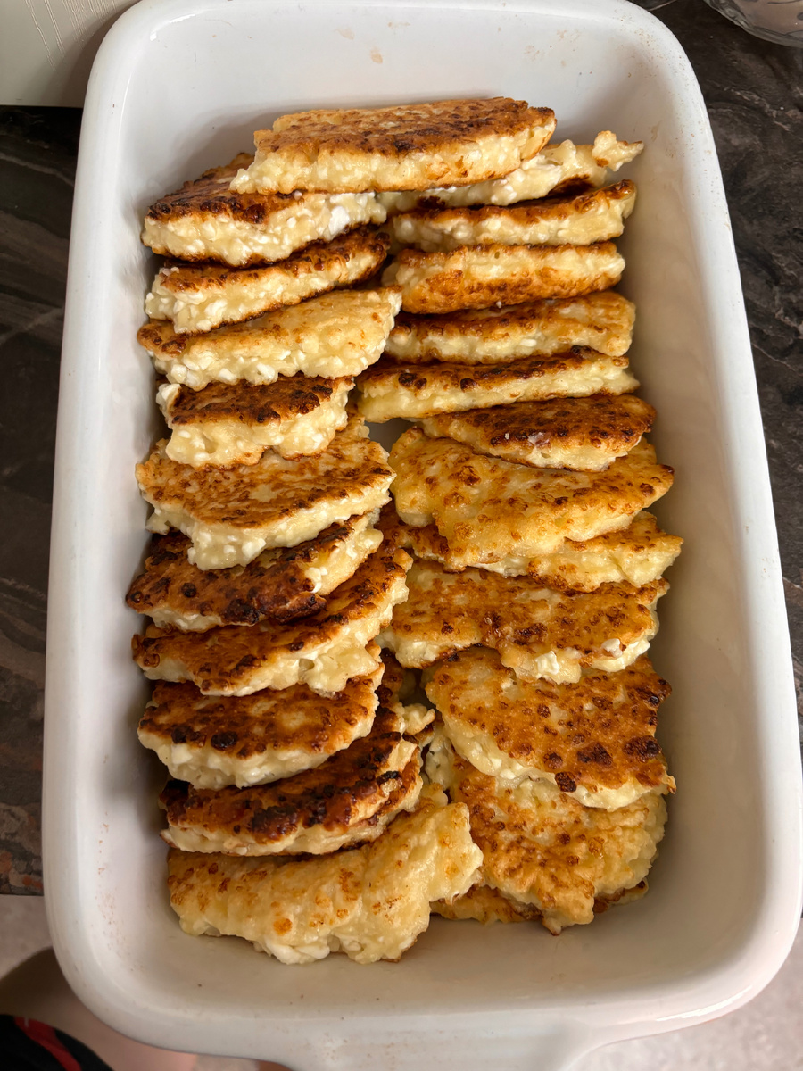 Сначала обжарила сырники