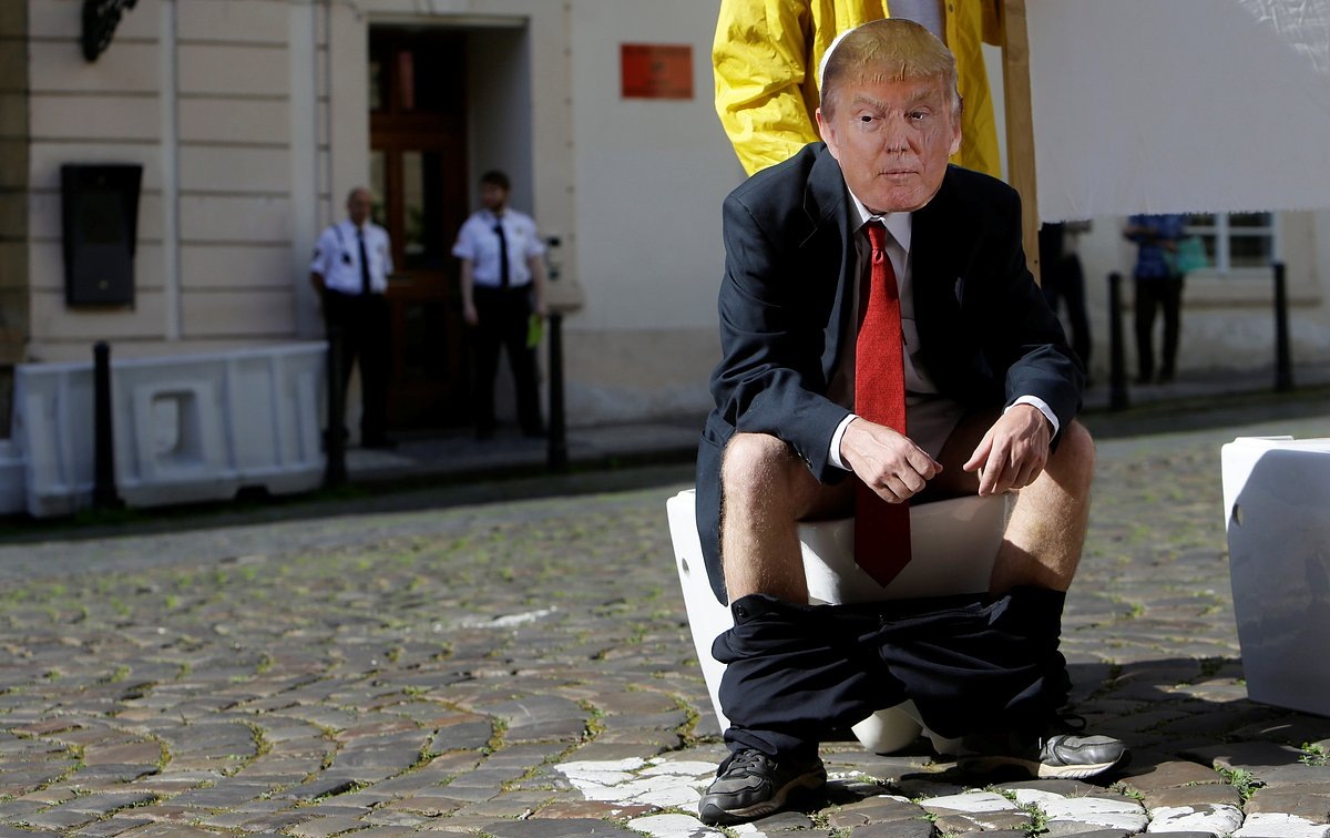 Экоактивист в маске с лицом президента Дональда Трампа во время протеста против выхода США из Парижского соглашения в 2017 году. Фото: David W Cerny / Reuters