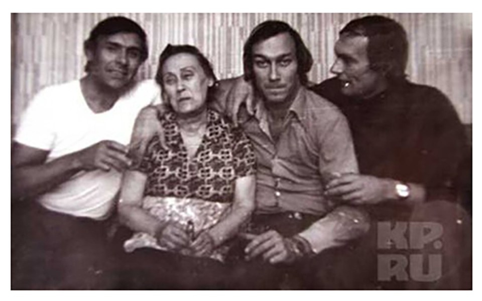    Ростислав, Олег и Николай Янковские с мамой. Фото: Архив "КП"