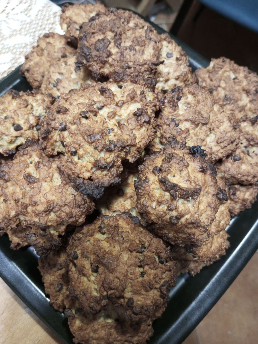 А это мое фото. Из-за освещение печенье кажется более серым, н по факту оно такое, как на первом фото