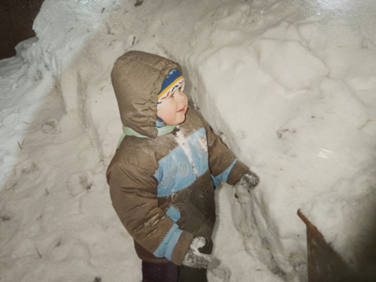 Помогал бабушке снег убирать...