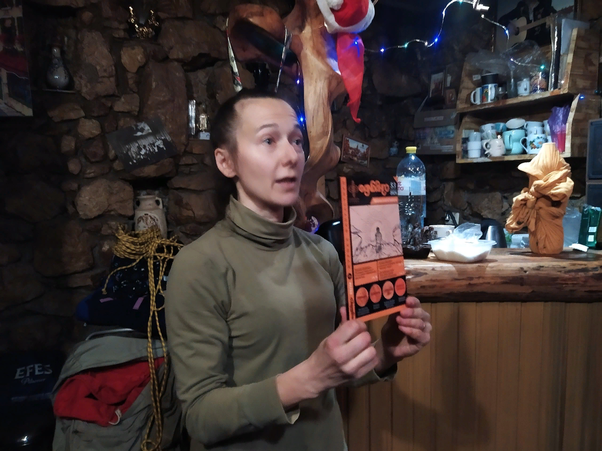 Юлиана Орлова рассказывает о свежем номере (с) Фото: Н. Остапцов